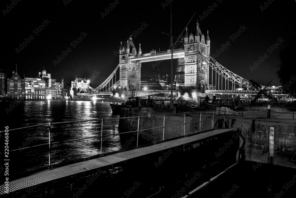 Obraz premium River Thames and Tower Bridge at Night Black and White