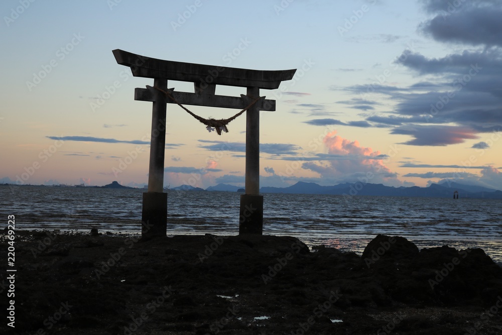 夕暮れ時の長尾神社の鳥居
