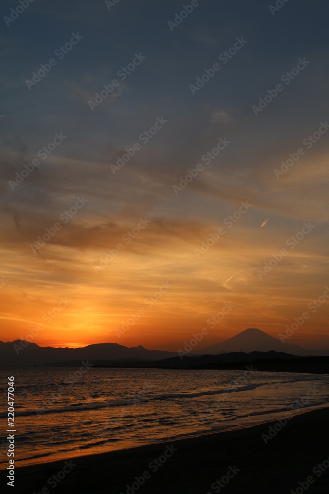 茅ヶ崎海岸から見た富士の夕焼け空（縦）