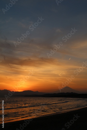 茅ヶ崎海岸から見た富士の夕焼け空（縦）