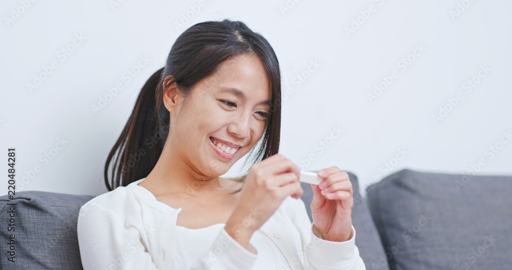 Woman get positive result on pregnancy test Woman get positive result on pregnancy test