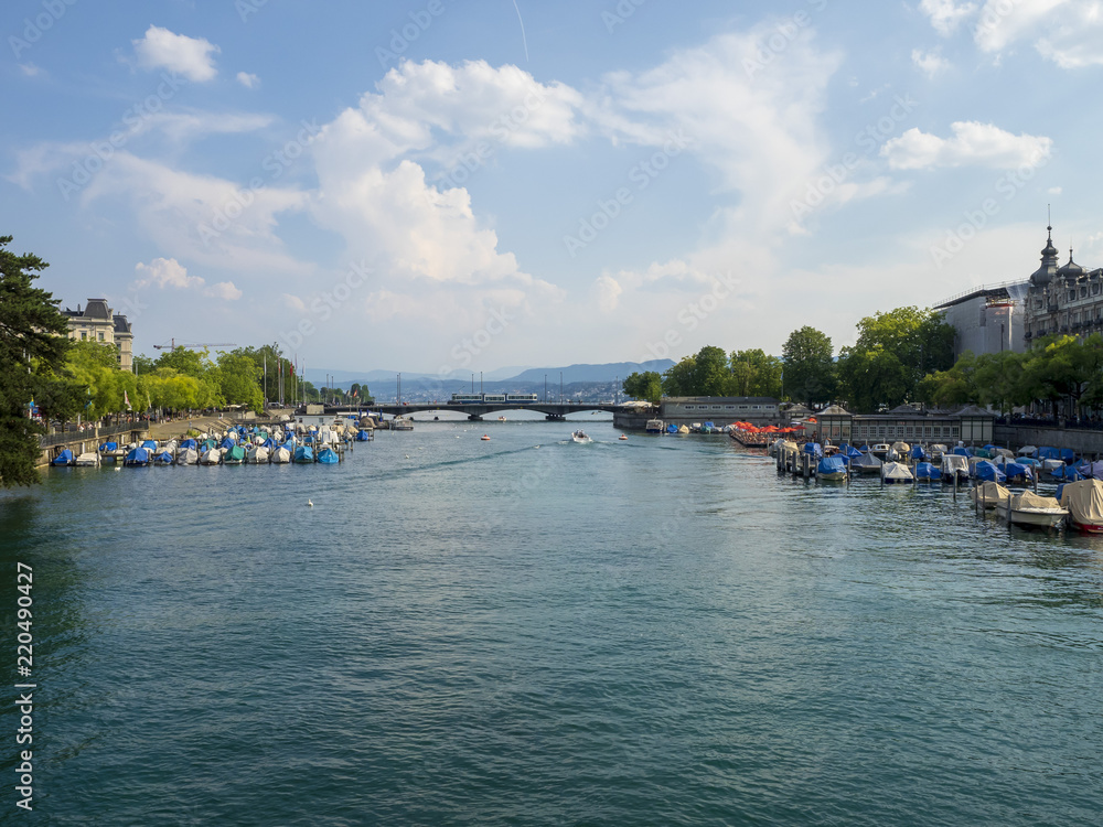 Vue sur le grand lac de Zurich en Suisse