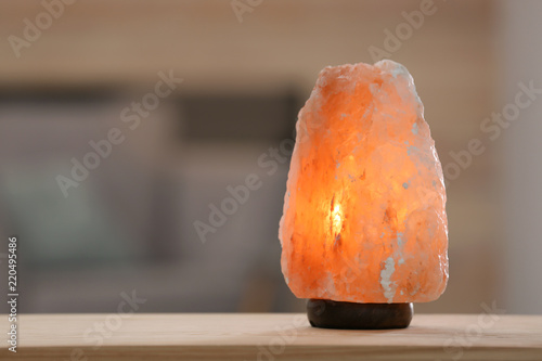 Photos Himalayan salt lamp on table against blurred background