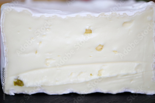frisch aufgeschnittener Brie Käse