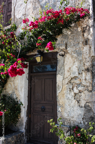 Porta di casa vecchia con fiori borgo italiano