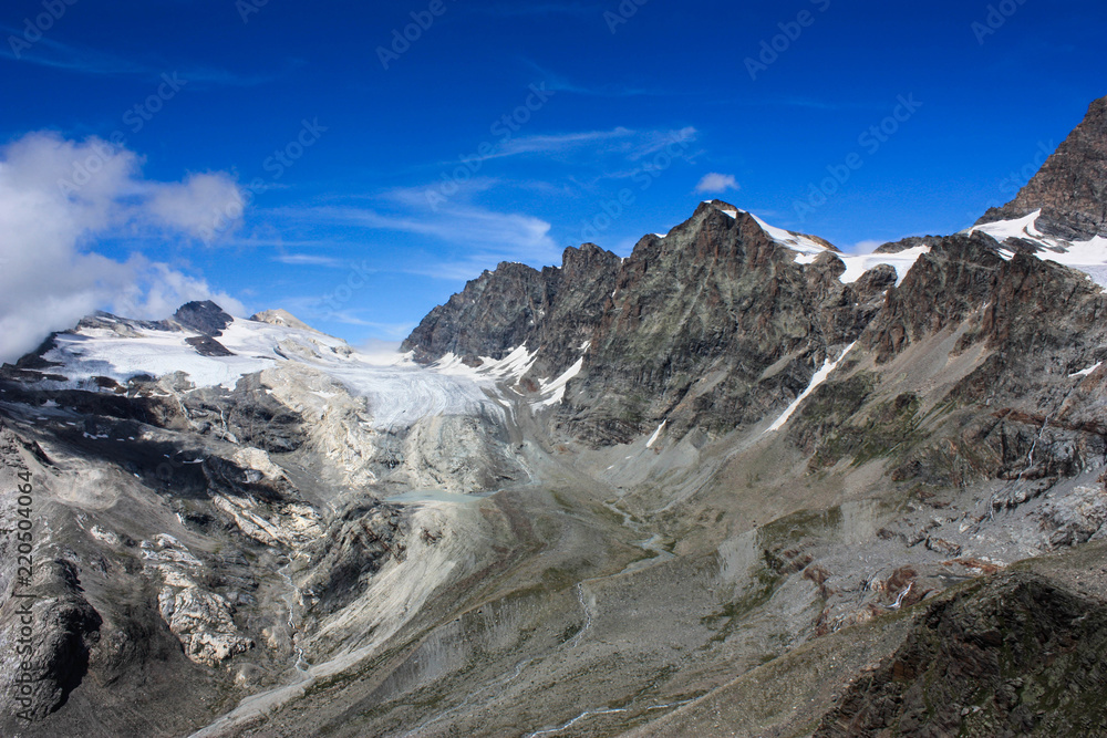 Paesaggio di montagna con vista cime e cielo azzurro