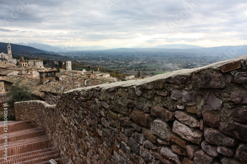 Borgo italiano con primo piano di mura 