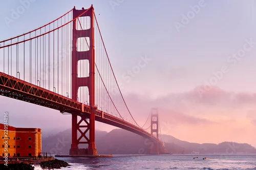 Obraz czerwony most Golden Gate o wschodzie słońca, San Francisco, Kalifornia