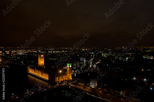 Vista aerea di notte della Casa del Parlamento, la torre Big Ben e il Westminster bridge dal London Eye, Londra, Regno unito