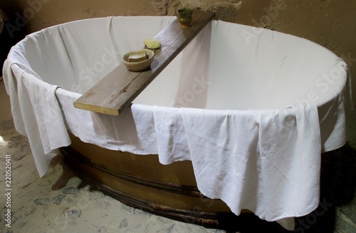 Cuadro en lienzo Baignoire ancienne et accessoires de bain