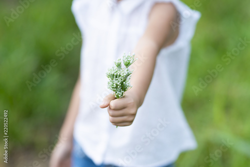 花を差し出す子供