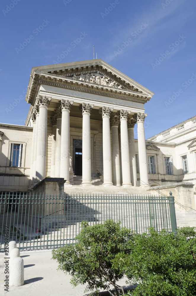 Fototapeta premium Vue extérieure de l'ancien tribunal de Montpellier, France