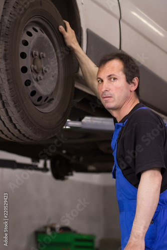 Mechanic changes the wheel of the car