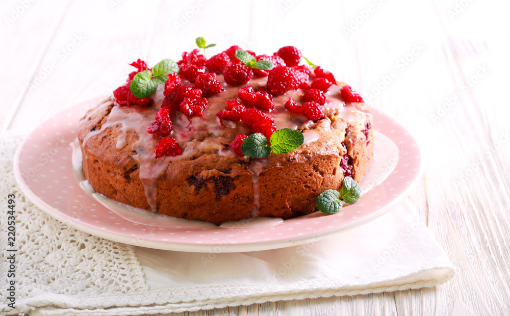 Raspberry and yogurt cake with icing Raspberry and yogurt cake with icing