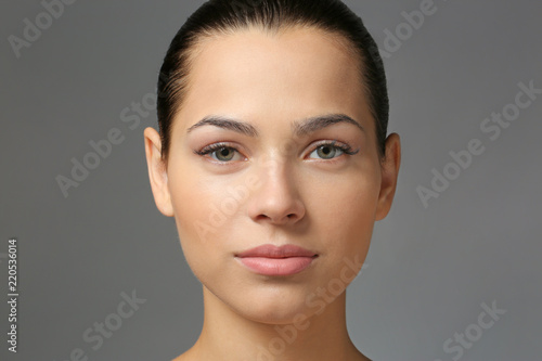 Young woman with natural ey...