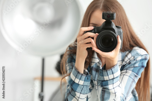 Young female photographer w...