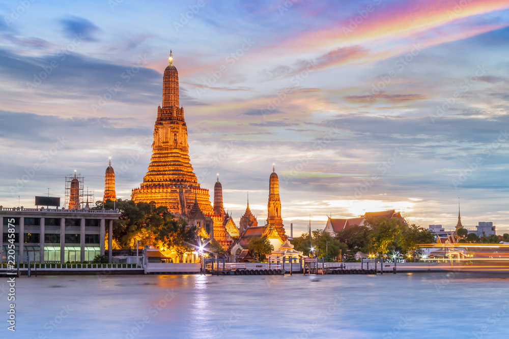 Wat Arun or Temple of dawn during sunset in Bangkok, Thailand
