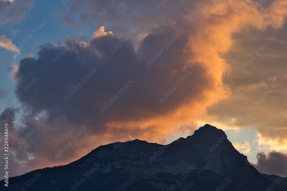 Sonnenuntergang, Wolken und Berge