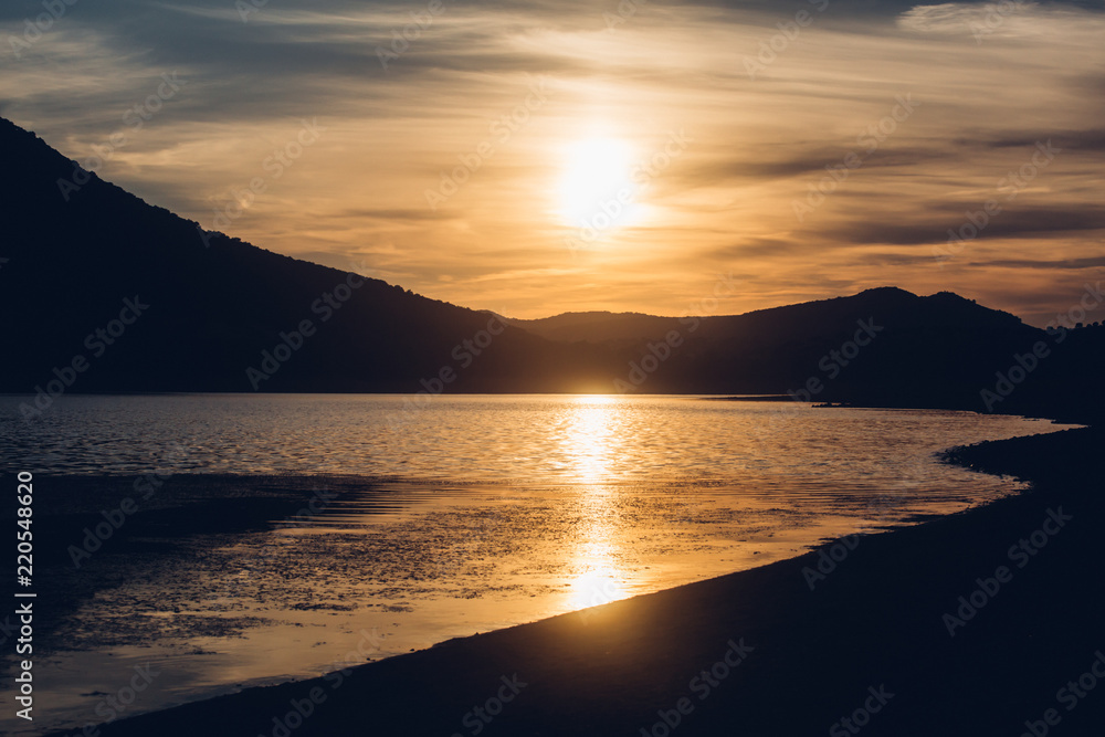 paisaje del atadecer en el mar y montaña 