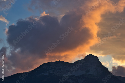 Obraz na płótnie Sonnenuntergang, Wolken und Berge w salonie