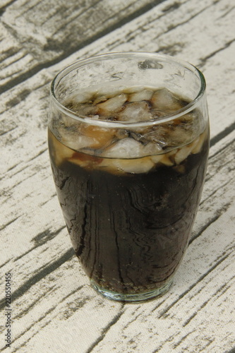 Verre de cola avec des glaçons