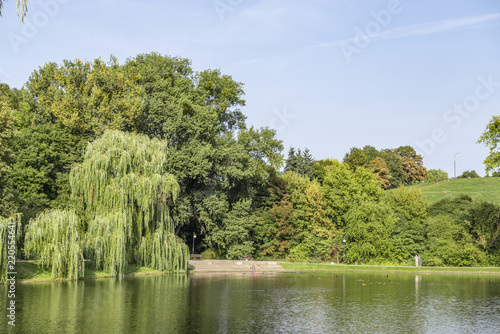 Fototapeta Naklejka Na Ścianę i Meble -  Green park and lake in Warsaw
