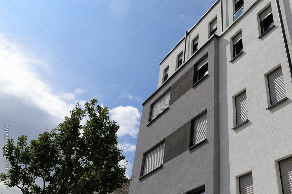 Fototapeta premium Wohnhaus mit modernem Fassadenanstrich