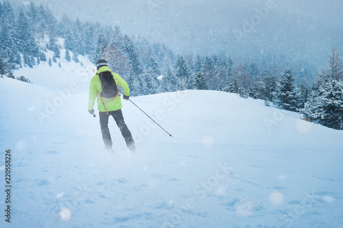 Skifahrer bei der Abfahrt