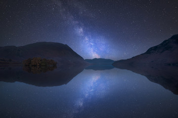 Acrylglasbilder Universum Milchstraße über Crummock Water Lake District  © veneratio