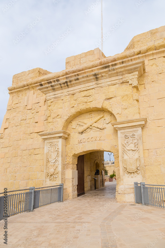 Naklejka premium Birgu (Vittoriosa), Malta. Entrance to the fortress, decorated with stone carvings