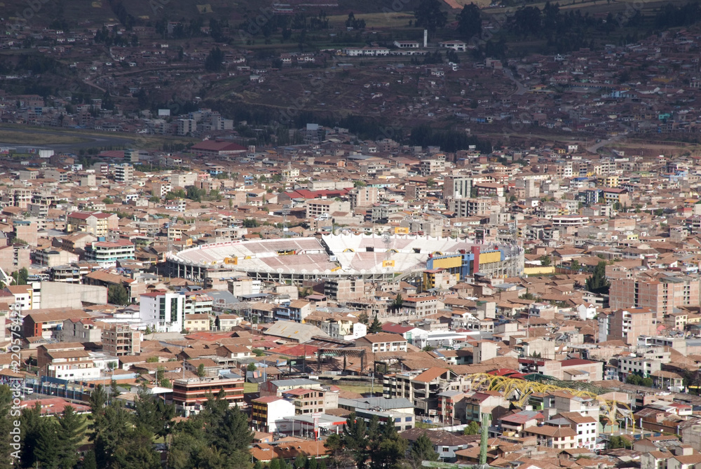 Panoramic view of the city of Cuzco, with a clear blue sky