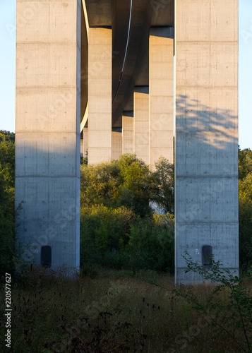 Tableau sur toile Beton-Brückenpfeiler im Abendlicht, Deutschland