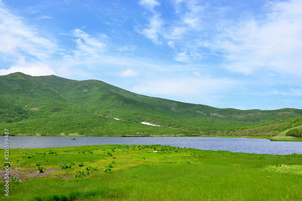 知床　秘境　羅臼湖、知西別岳を望む
