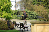 Brudny rowerzysta jedzie przez park w Opolu.