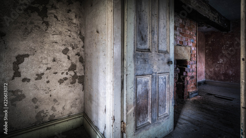 Fototapeta Naklejka Na Ścianę i Meble -  Old ruined abandoned house with a haunting atmosphere