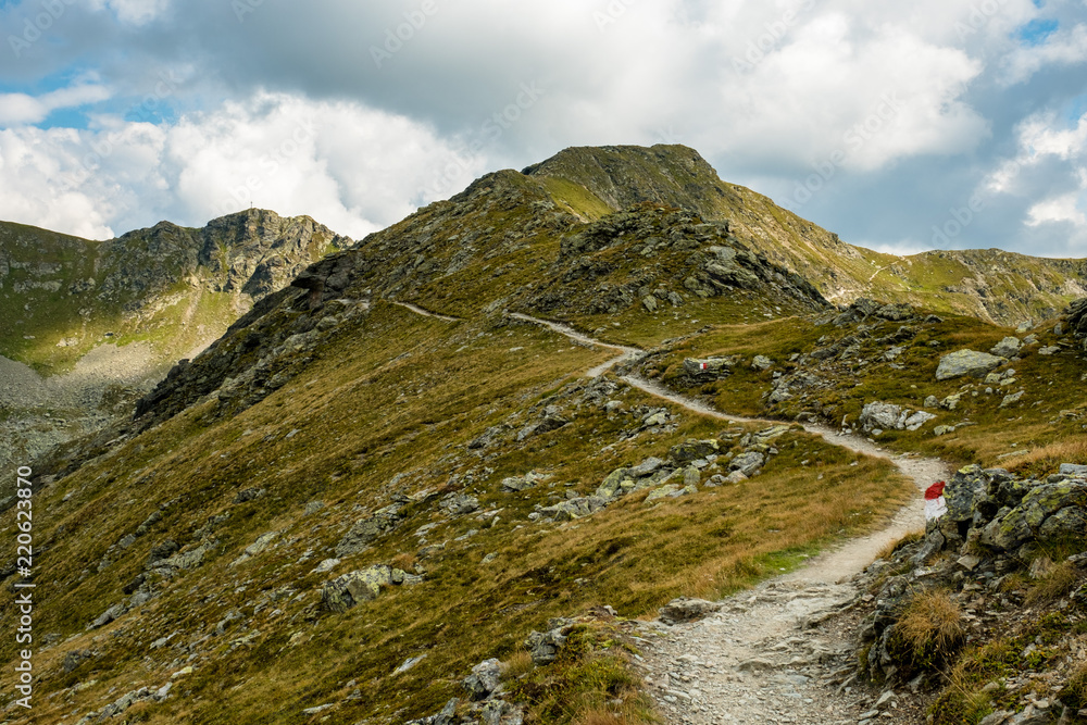 Einsamer Pfad in den österreichischen Alpen am karnischen Höhenweg