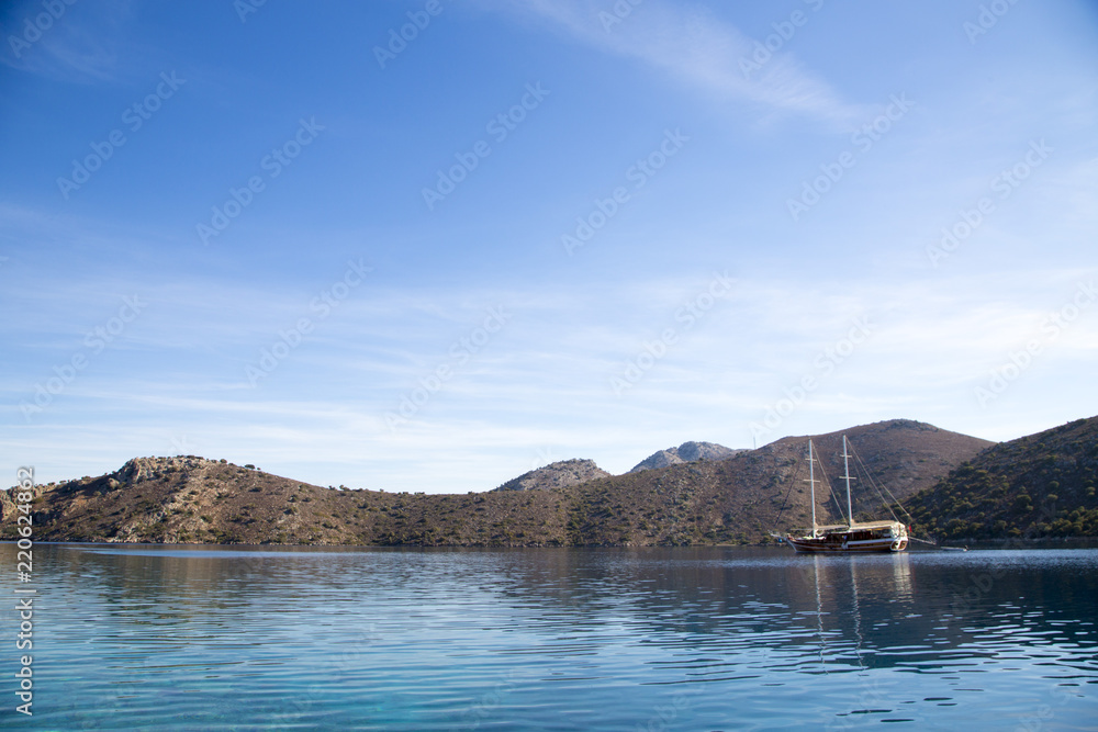 Obraz premium Cyrstal clear turquoise water wtih view