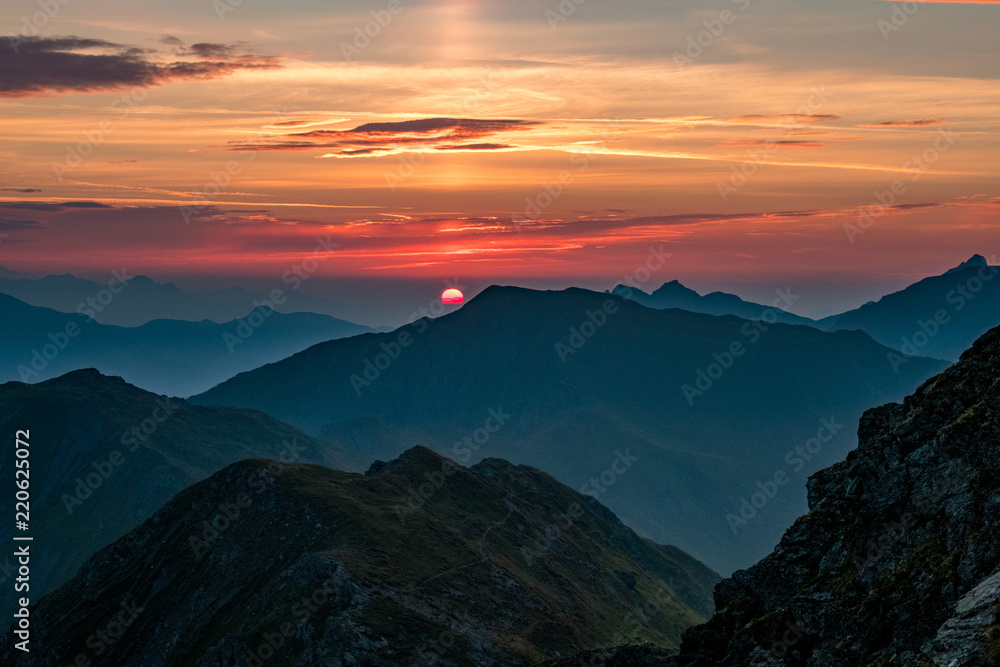 Morgendlicher Dunst in den Tälern eines österreichischen Gebirges während dem Sonnenaufgang