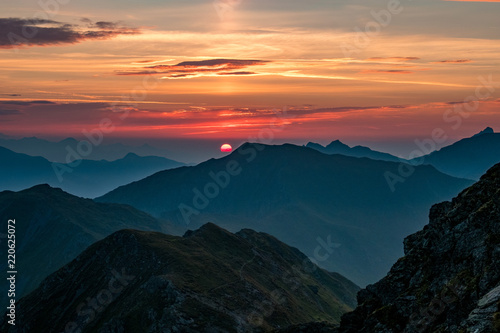 Morgendlicher Dunst in den Tälern eines österreichischen Gebirges während dem Sonnenaufgang