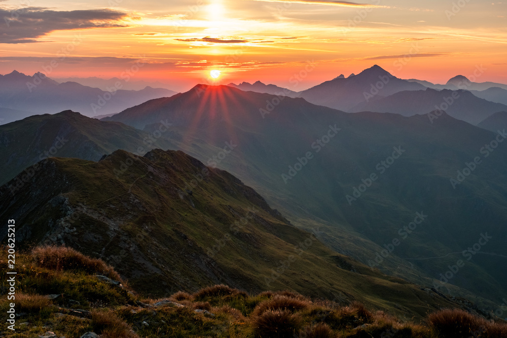 Sonnenaufgang an karnischen Höhenweg in den österreichischen Bergen