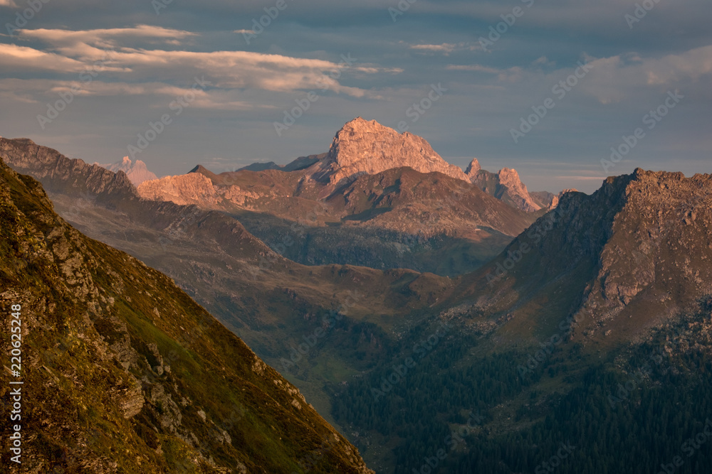 Gipfel in den Dolomiten im morgendlichen Sonnenlicht