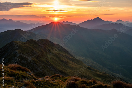 Sonnenaufgang an karnischen Höhenweg in den österreichischen Bergen