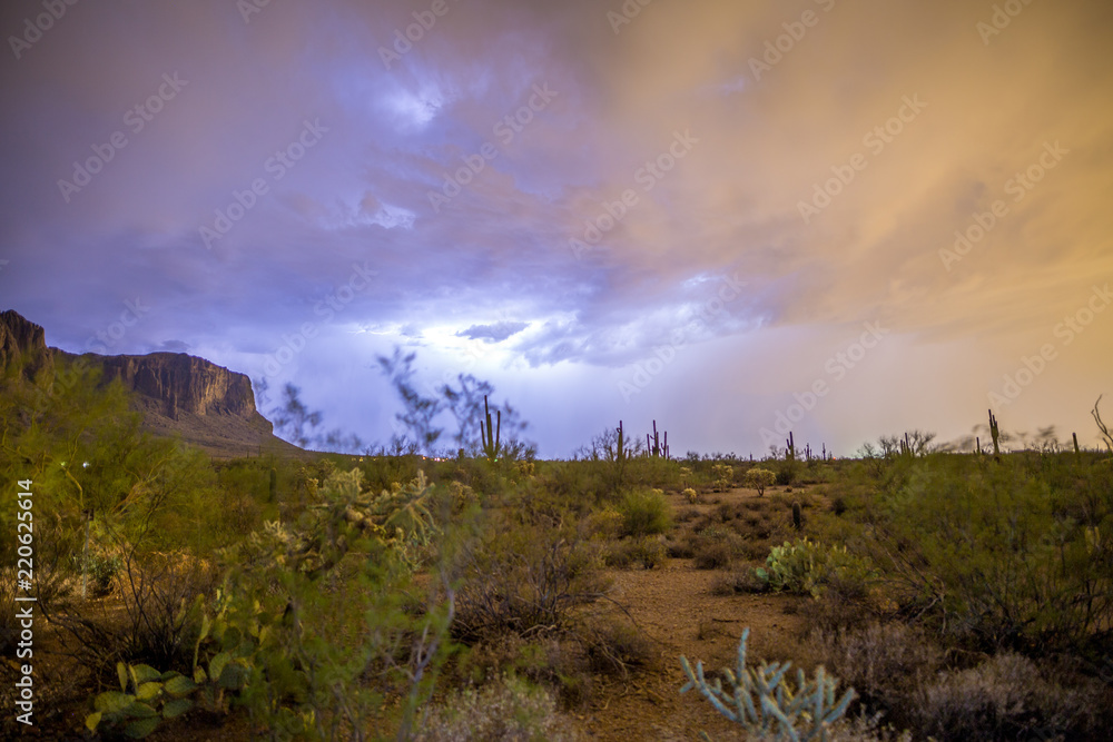 Obraz premium Monsoon storms in the Sonoran desert near Phoenix, Arizona causes lightening, misty, swirling clouds and a stormy look and feel to the desert