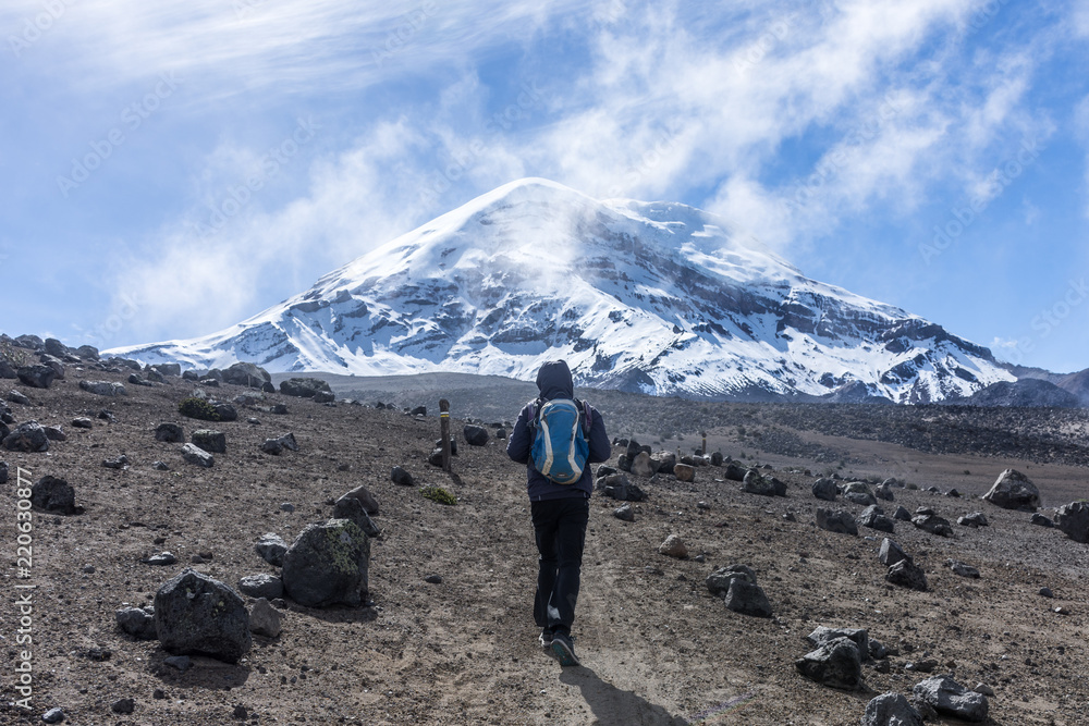 Fototapeta premium Voyageur devant le volcan Chimborazo, Équateur