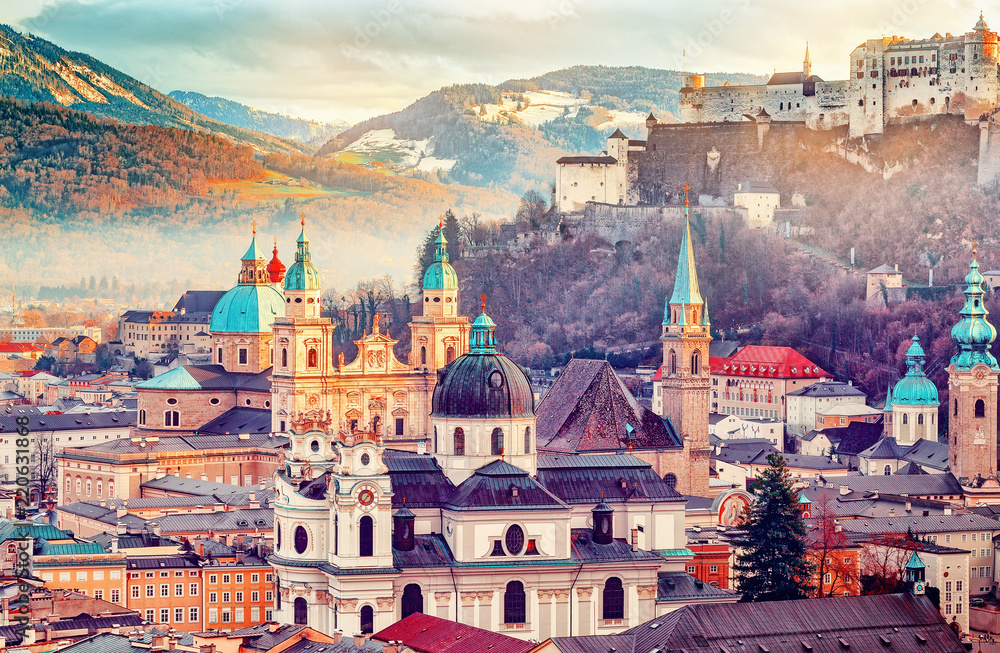 Obraz premium Salzburg, Austria, Europa. Miasto narodzin Mozarta w Alpach. Panoramiczny widok na panoramę Salzburga z Festung Hohensalzburg i jesienią. Słynne miasto i popularny cel podróży międzynarodowych.