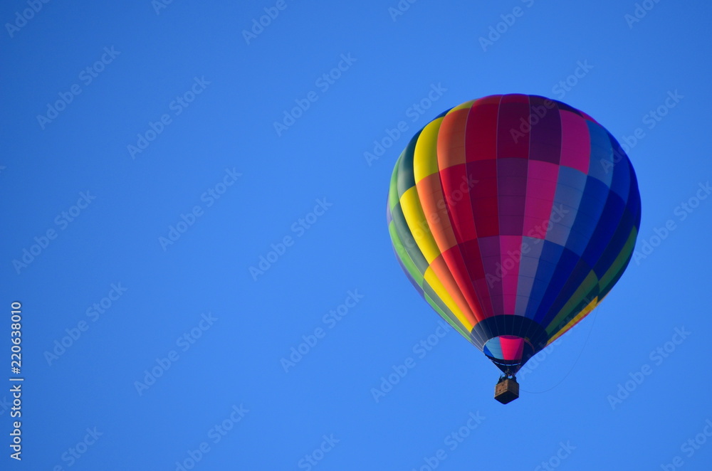 bunter Heißluftballon in blauem Himmel bunter Heißluftballon in blauem Himmel
