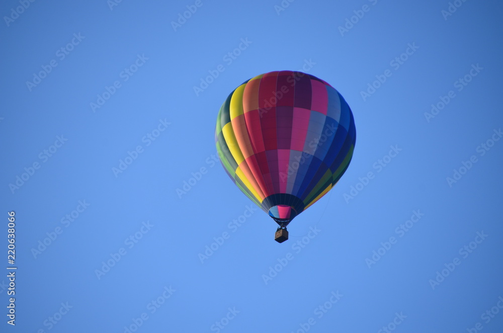 bunter Heißluftballon in blauem Himmel bunter Heißluftballon in blauem Himmel