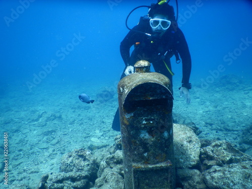 Wallpaper Mural Buzon de correos debajo del mar de Okinawa, Japon Torontodigital.ca