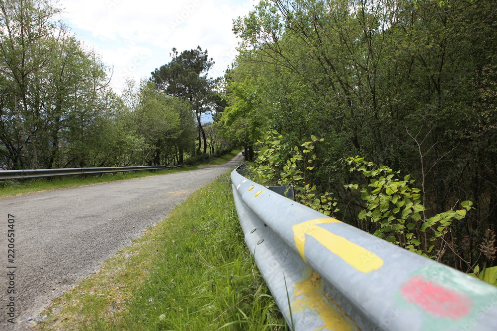 gelber Pfeil am Camino del Norte mit Beginn in Irun Stock Photo | Adobe