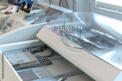 HNO-Arbeitsplatz mit Instrumenten